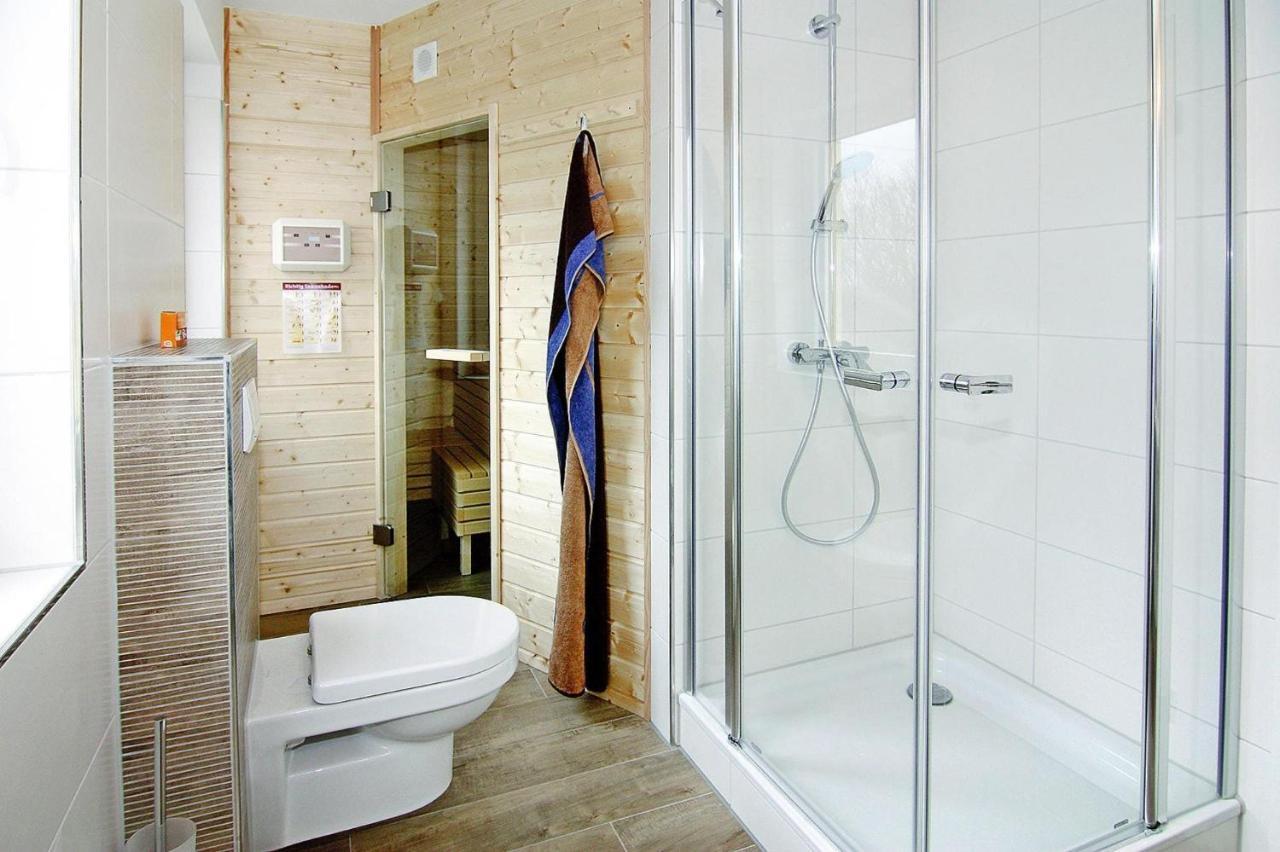 Reetdachhaus Lotte Mit Sauna Und Kaminofen Am Yachthafen In Vieregge Luaran gambar