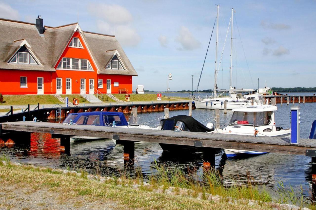 Reetdachhaus Lotte Mit Sauna Und Kaminofen Am Yachthafen In Vieregge Luaran gambar